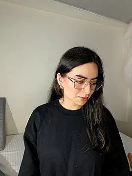 saasha Petit online show from 15, 4, 2026