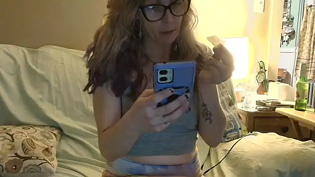 Snapshot of blondebombshell4343 chatting on 17, 12, 2025 blondebombshell4343 online show from 17, 12, 2025