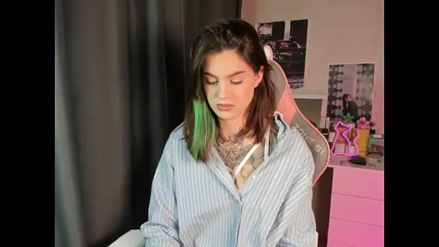 Snapshot of NikkieKitty chatting on 16, 12, 2025 NikkieKitty online show from 16, 12, 2025