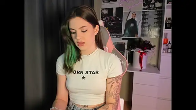 Snapshot of NikkieKitty chatting on 12, 1, 2026 NikkieKitty online show from 12, 1, 2026