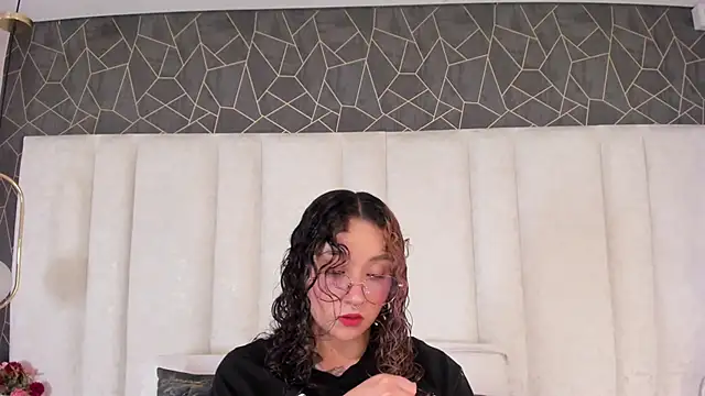 Snapshot of Im_TaraBlack chatting on 17, 12, 2025 Im TaraBlack online show from 17, 12, 2025