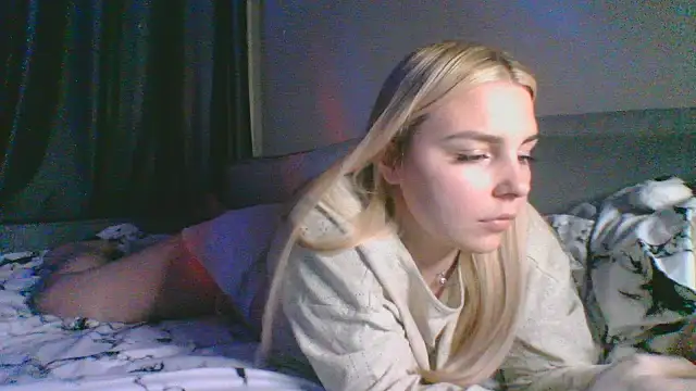 Snapshot of kit_katiki1 chatting on 14, 12, 2025 kit katiki1 online show from 14, 12, 2025