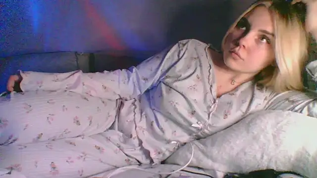 Snapshot of kit_katiki1 chatting on 17, 12, 2025 kit katiki1 online show from 17, 12, 2025