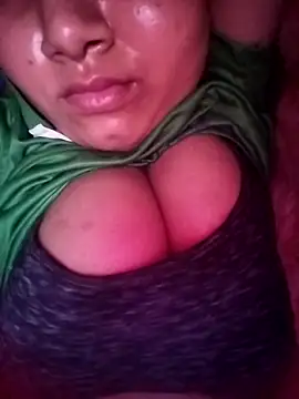 Snapshot of pihuu1313 chatting on 15, 5, 2026 pihuu1313 online show from 15, 5, 2026