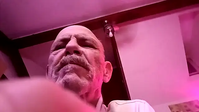 Snapshot of 4skinlvrI chatting on 19, 3, 2026 4skinlvrI online show from 19, 3, 2026
