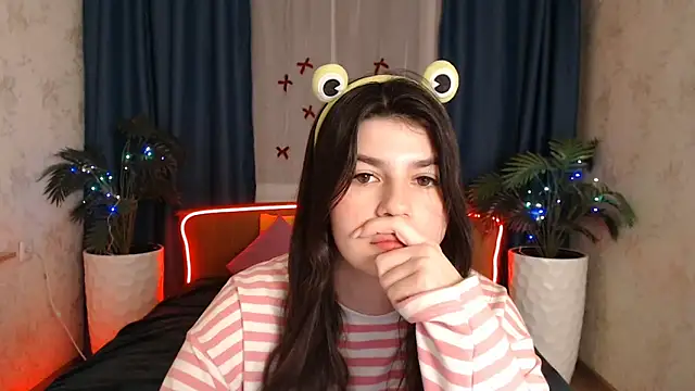 Snapshot of KisaModel chatting on 15, 12, 2025 KisaModel online show from 15, 12, 2025