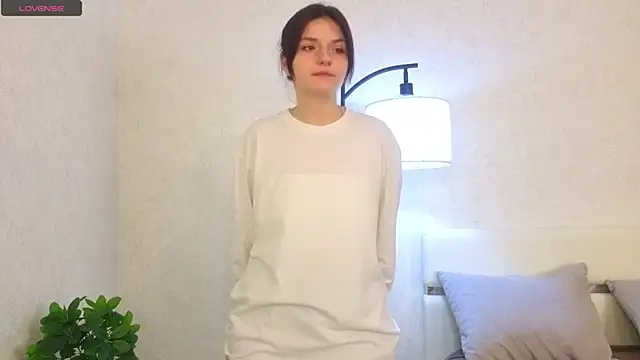 NyraVesperis online show from 8, 4, 2026