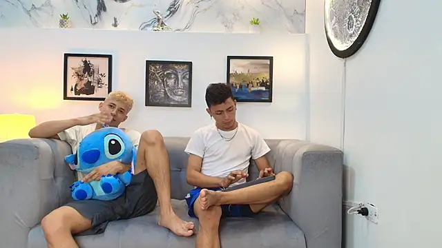 Snapshot of YOUNG_GUYS1 chatting on 21, 12, 2025 YOUNG GUYS1 online show from 21, 12, 2025