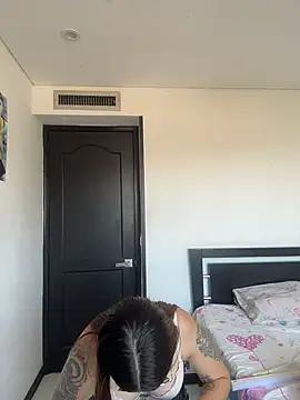 Annyhathatway online show from 16, 12, 2025