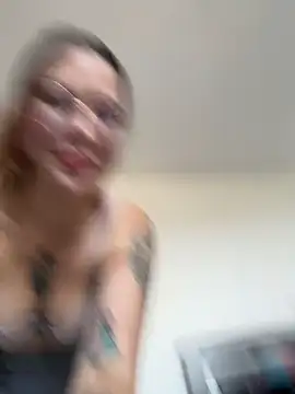 Annyhathatway online show from 17, 12, 2025