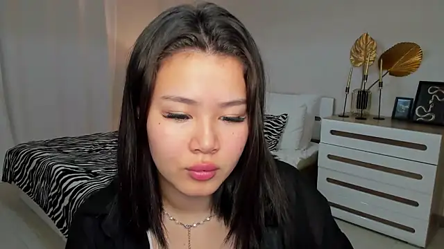 Brunette Charm online show from 17, 5, 2026