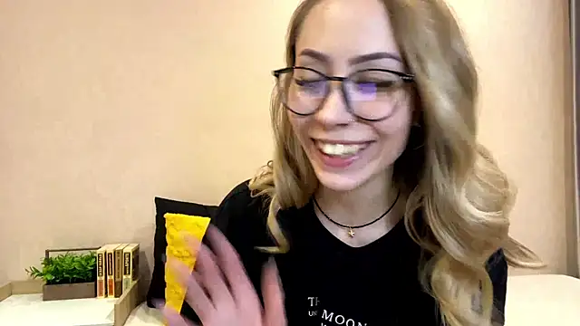 Snapshot of sun_under_skyy chatting on 18, 12, 2025 sun under skyy online show from 18, 12, 2025