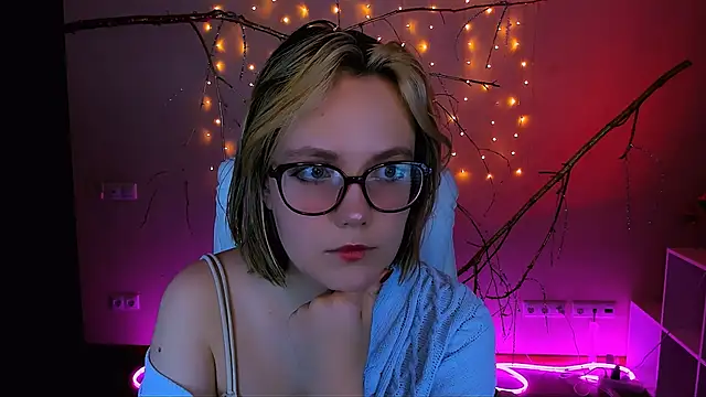 Snapshot of madeline_doll chatting on 26, 2, 2026 madeline doll online show from 26, 2, 2026