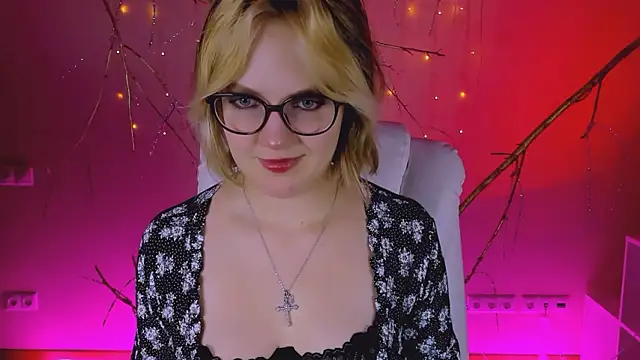 Snapshot of madeline_doll chatting on 17, 2, 2026 madeline doll online show from 17, 2, 2026