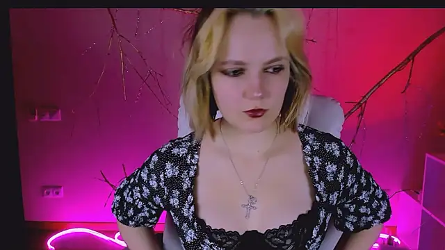 Snapshot of madeline_doll chatting on 11, 2, 2026 madeline doll online show from 11, 2, 2026