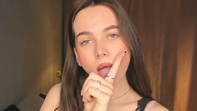 YvonneRobes online show from 12, 4, 2026