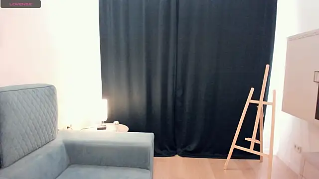 YvonneRobes online show from 17, 7, 2026