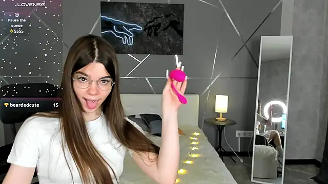 miss  evelyne online show from 20, 12, 2025