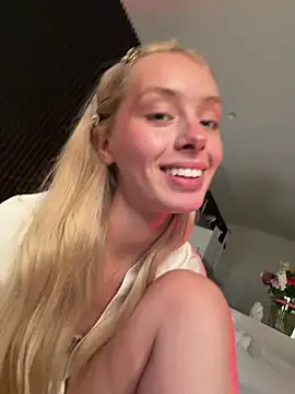Snapshot of SunnyShiney chatting on 2, 4, 2026 SunnyShiney online show from 2, 4, 2026