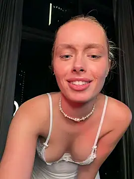 Snapshot of SunnyShiney chatting on 8, 5, 2026 SunnyShiney online show from 8, 5, 2026