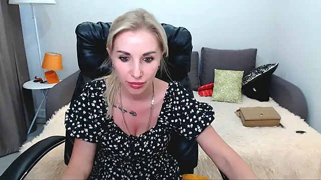 Snapshot of Hanna--Sweet chatting on 24, 5, 2026 Hanna--Sweet online show from 24, 5, 2026