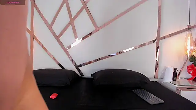 Avy rose online show from 7, 4, 2026