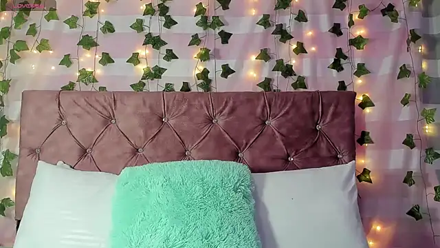 Ayla-marttinez online show from 8, 4, 2026