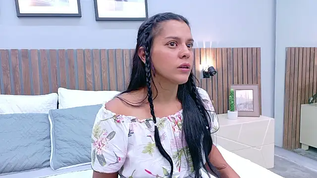 Mia Bellefort online show from 4, 3, 2026