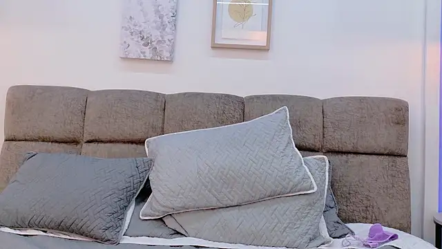 Mia Bellefort online show from 7, 3, 2026