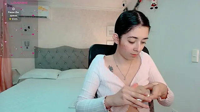 Snapshot of emmalove_doll chatting on 5, 1, 2026 emmalove doll online show from 5, 1, 2026