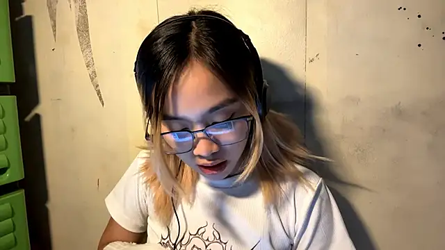 Snapshot of LenoraFrailey chatting on 23, 12, 2025 LenoraFrailey online show from 23, 12, 2025