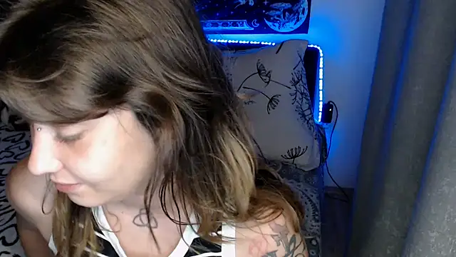 Snapshot of AlienforTwenty chatting on 4, 7, 2026 AlienforTwenty online show from 4, 7, 2026