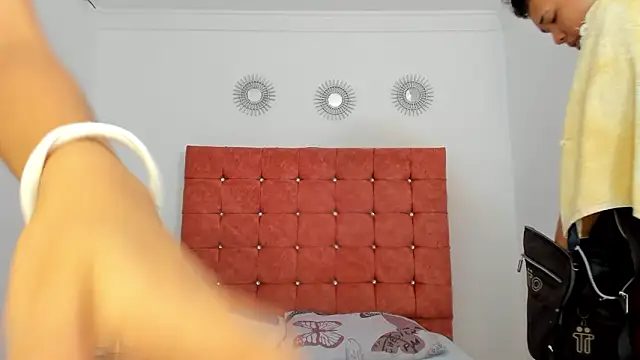 Beele and Evie online show from 1, 2, 2026