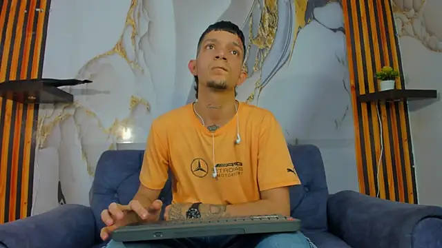 Snapshot of Straight_Guy22 chatting on 18, 12, 2025 Straight Guy22 online show from 18, 12, 2025