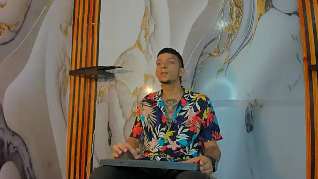 Snapshot of Straight_Guy22 chatting on 20, 12, 2025 Straight Guy22 online show from 20, 12, 2025