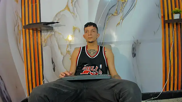 Snapshot of Straight_Guy22 chatting on 19, 12, 2025 Straight Guy22 online show from 19, 12, 2025