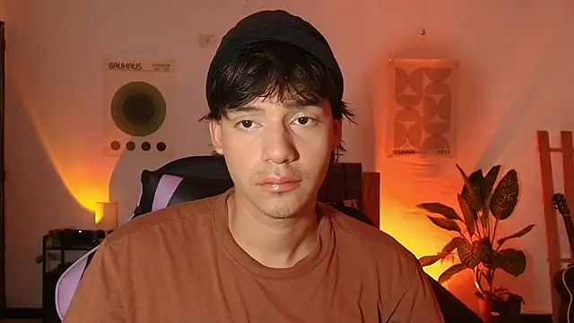 Snapshot of CrisotpherMoretti chatting on 19, 12, 2025 CrisotpherMoretti online show from 19, 12, 2025