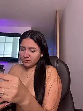 Camila sanchez25 online show from 26, 4, 2026