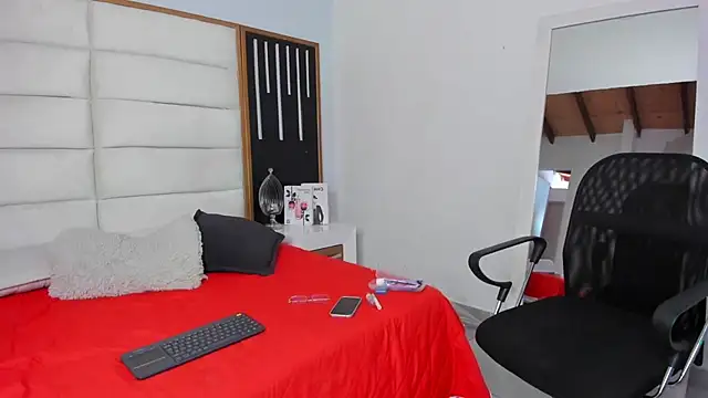 Snapshot of JuliMonroe19 chatting on 7, 1, 2026 JuliMonroe19 online show from 7, 1, 2026