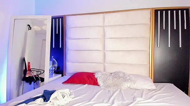 Snapshot of JuliMonroe19 chatting on 20, 2, 2026 JuliMonroe19 online show from 20, 2, 2026