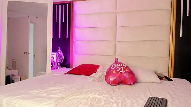 Snapshot of JuliMonroe19 chatting on 3, 3, 2026 JuliMonroe19 online show from 3, 3, 2026