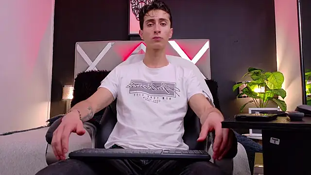 Snapshot of Ithan_Skin chatting on 7, 1, 2026 Ithan Skin online show from 7, 1, 2026