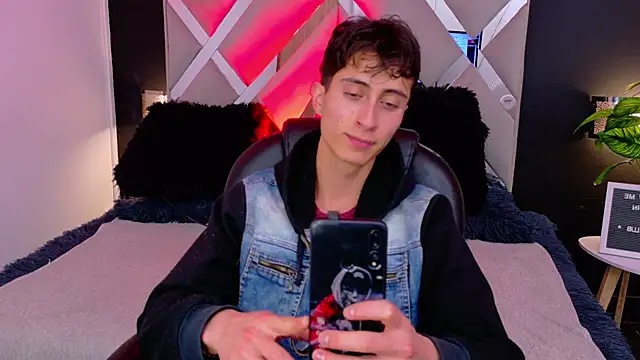 Snapshot of Ithan_Skin chatting on 17, 12, 2025 Ithan Skin online show from 17, 12, 2025