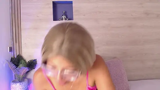 Danhia hott online show from 18, 4, 2026
