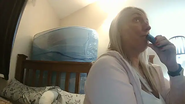 Snapshot of theblondecocklover chatting on 24, 4, 2026 theblondecocklover online show from 24, 4, 2026