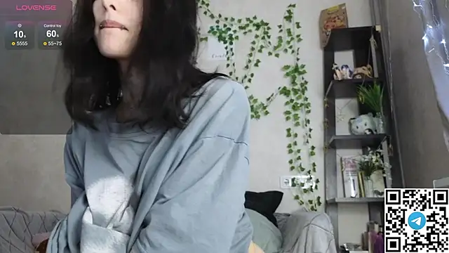 LeonaHinnes online show from 5, 4, 2026