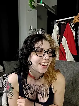 whatevaandissues online show from 13, 4, 2026