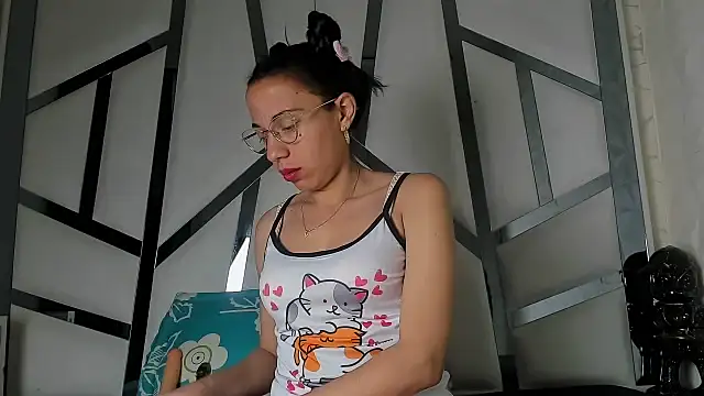 Lunahot68 online show from 25, 4, 2026