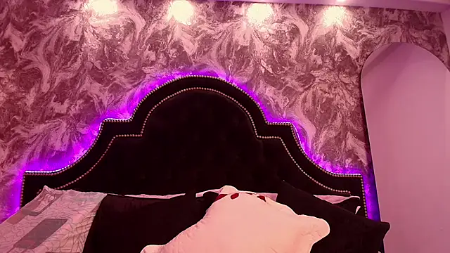 Chloe Connor online show from 6, 3, 2026