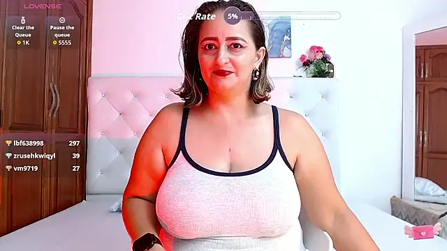 Snapshot of queendesiree_ chatting on 5, 1, 2026 queendesiree online show from 5, 1, 2026